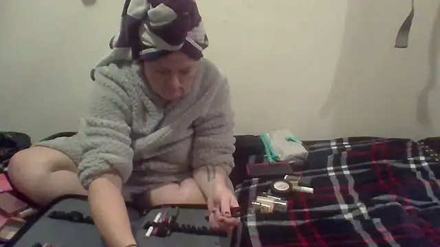 esadmisfit1 online show from February 8, 2025, 9:13 am