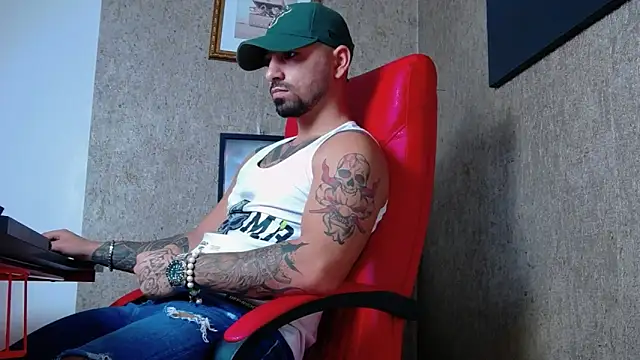 Snapshot of NigelBoydXXX chatting on January 21, 2025, 2:37 pm NigelBoydXXX online show from January 21, 2025, 2:37 pm