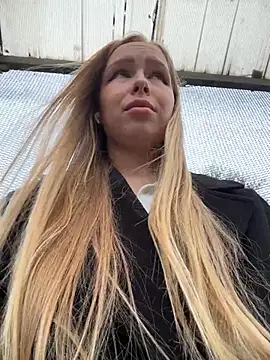 mur girl online show from November 5, 2025, 11:46 am