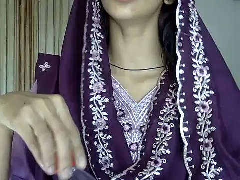 Snapshot of MAAYRA_09 chatting on September 28, 2025, 10:44 am MAAYRA 09 online show from September 28, 2025, 10:44 am
