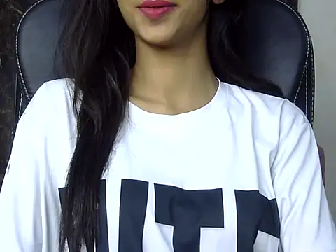 Snapshot of MAAYRA_09 chatting on March 12, 2025, 6:22 pm MAAYRA 09 online show from March 12, 2025, 6:22 pm