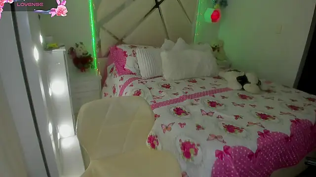 roxannkanneth   online show from September 20, 2025, 1:10 am