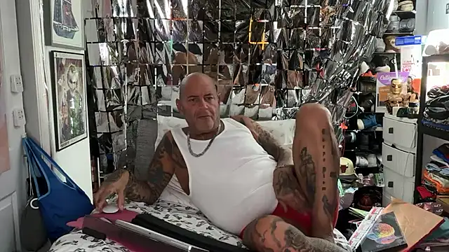 Snapshot of joeytatts66 chatting on April 27, 2026, 1:36 am joeytatts66 online show from April 27, 2026, 1:36 am