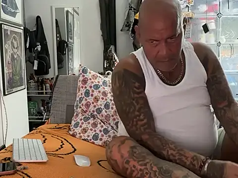 Snapshot of joeytatts66 chatting on October 22, 2025, 1:27 am joeytatts66 online show from October 22, 2025, 1:27 am