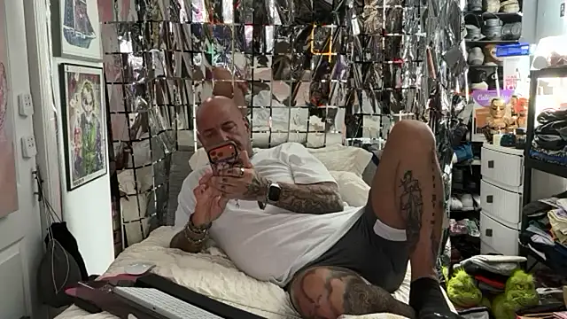 Snapshot of joeytatts66 chatting on May 17, 2026, 1:27 am joeytatts66 online show from May 17, 2026, 1:27 am
