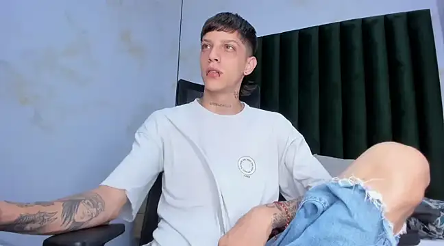 Snapshot of Adam_hard_ chatting on December 4, 2024, 7:39 pm Adam hard  online show from December 4, 2024, 7:39 pm