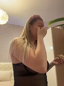 LianaCruz   online show from December 2, 2025, 4:47 am