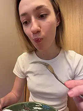 Lia  Love online show from December 17, 2025, 12:10 pm