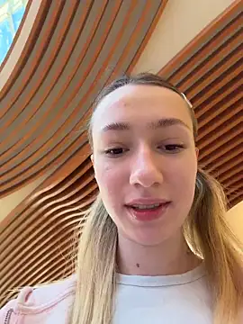 Lia  Love online show from December 14, 2025, 9:04 am