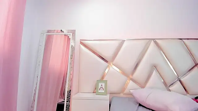 Tiffanymiller00 online show from December 19, 2024, 5:18 pm