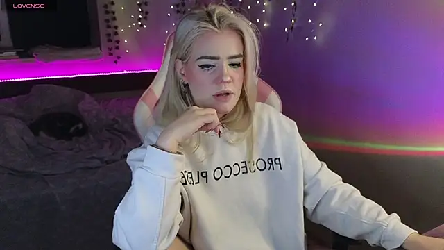 RedVelveten online show from October 9, 2025, 8:20 pm