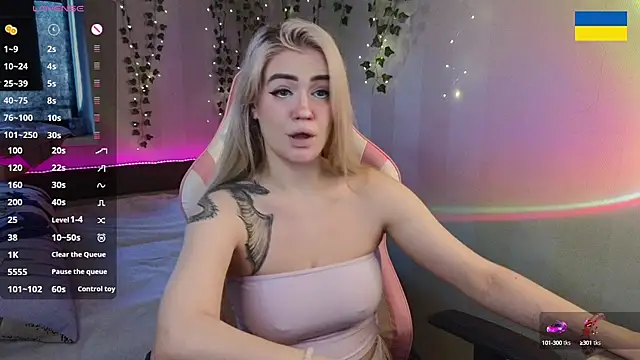 RedVelveten online show from September 20, 2025, 6:18 am