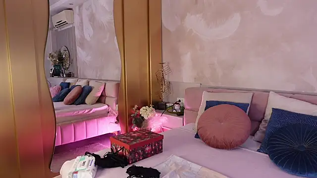 Snapshot of JullyBlair chatting on November 19, 2025, 5:51 am JullyBlair online show from November 19, 2025, 5:51 am