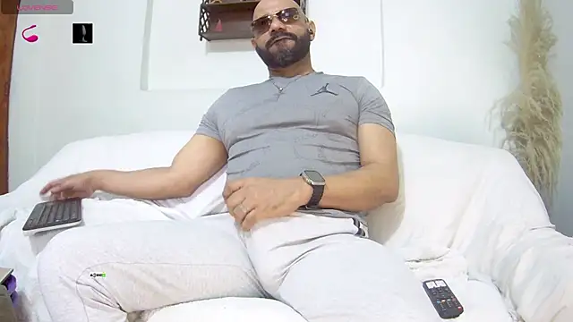 Snapshot of bruce_bigg chatting on July 24, 2026, 4:47 pm bruce bigg online show from July 24, 2026, 4:47 pm
