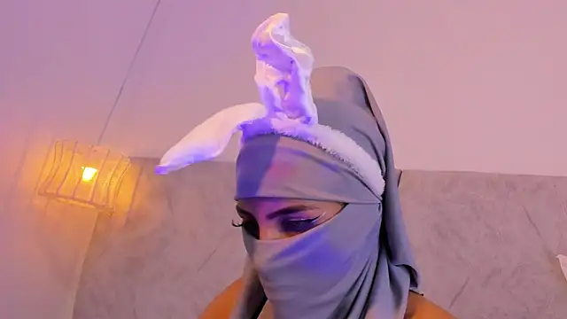 naomiii   online show from November 10, 2025, 11:37 am