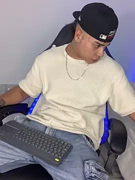 Snapshot of SantiagoReyesFtt chatting on March 11, 2025, 8:19 am SantiagoReyesFtt online show from March 11, 2025, 8:19 am