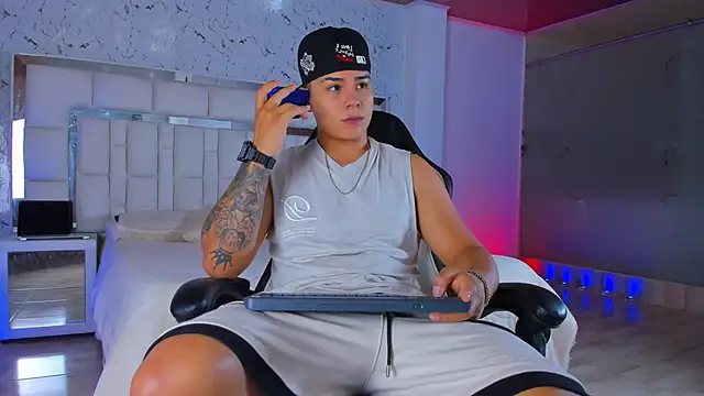 SantiagoReyesFtt online show from November 14, 2025, 6:22 pm