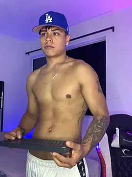 Snapshot of SantiagoReyesFtt chatting on December 8, 2024, 12:24 am SantiagoReyesFtt online show from December 8, 2024, 12:24 am