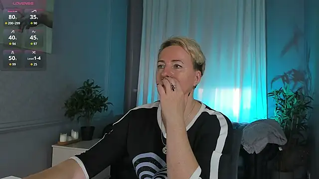 Snapshot of Nika_Smit chatting on October 17, 2025, 9:34 am Nika Smit online show from October 17, 2025, 9:34 am