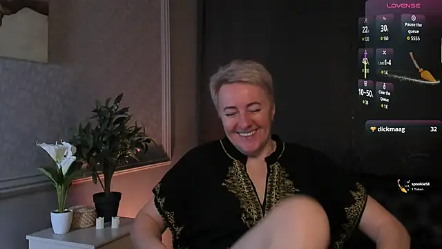 Nika Smit online show from April 11, 2026, 5:15 am