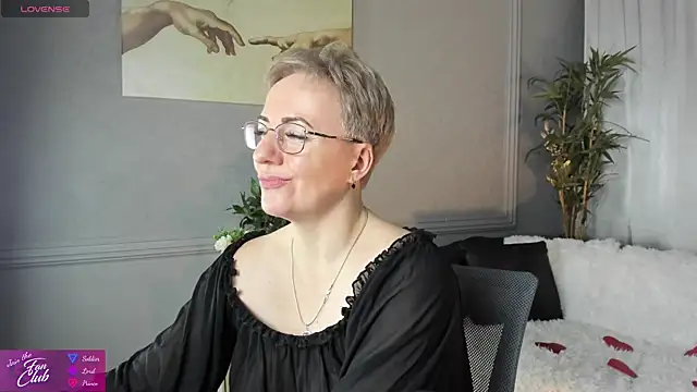 Snapshot of Nika_Smit chatting on February 14, 2025, 2:33 pm Nika Smit online show from February 14, 2025, 2:33 pm