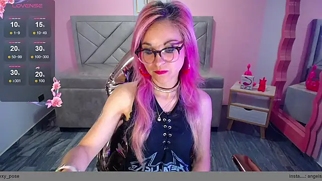 abril ch  online show from November 12, 2025, 10:52 am