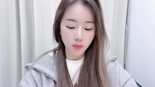 Snapshot of chloe-01 chatting on December 17, 2024, 12:33 pm chloe-01 online show from December 17, 2024, 12:33 pm