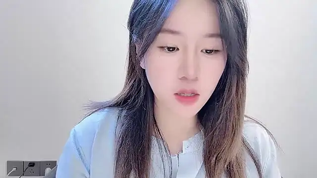 chloe-01 online show from November 12, 2025, 4:05 am