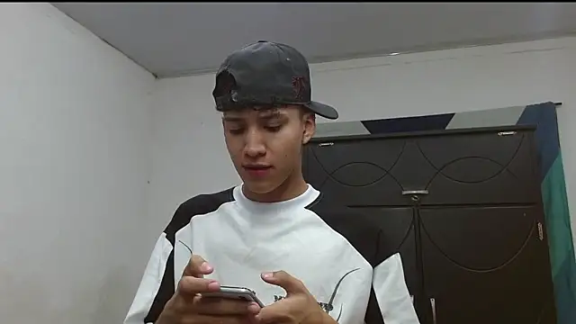 Macho Dom online show from October 24, 2025, 11:04 pm