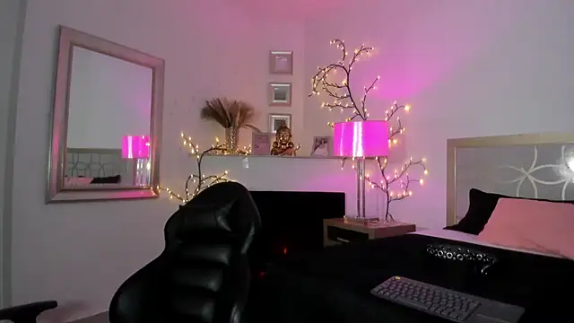 Snapshot of NattashaHotson chatting on February 12, 2025, 8:38 am NattashaHotson online show from February 12, 2025, 8:38 am