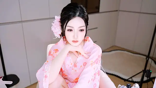 Snapshot of Eimile chatting on May 12, 2026, 11:22 pm Eimile online show from May 12, 2026, 11:22 pm