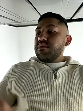 JuanZapata33 online show from December 16, 2025, 2:16 am