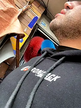 JuanZapata33 online show from November 26, 2025, 9:15 pm