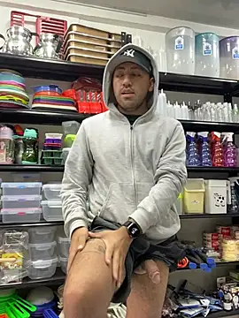 JuanZapata33 online show from February 7, 2026, 9:23 pm