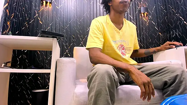 Snapshot of LarryCollin chatting on October 9, 2025, 3:29 am LarryCollin online show from October 9, 2025, 3:29 am