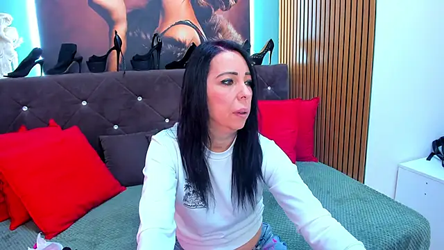 Snapshot of LauraSin chatting on February 24, 2026, 4:24 am LauraSin online show from February 24, 2026, 4:24 am