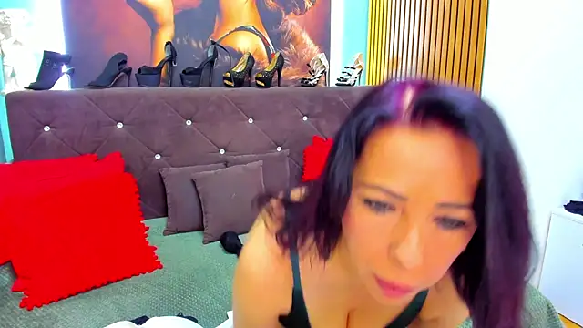 LauraSin online show from May 30, 2026, 3:35 am