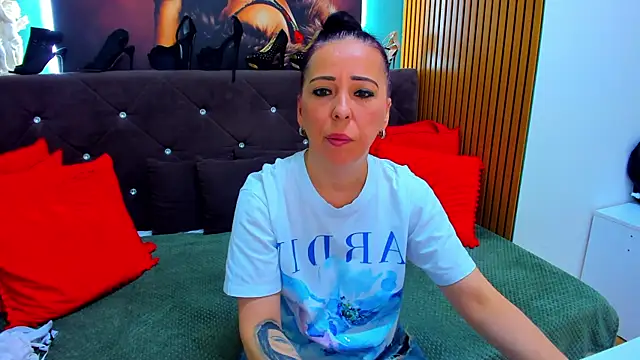 LauraSin online show from May 21, 2026, 6:05 pm