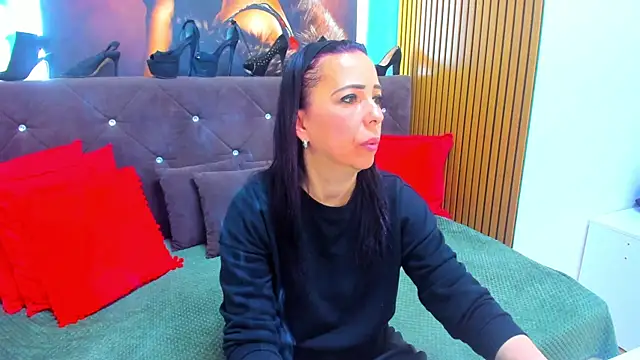 LauraSin online show from April 24, 2026, 6:10 pm