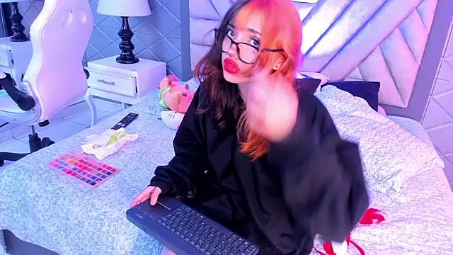 Snapshot of DogirlyWoof chatting on December 18, 2024, 12:51 pm DogirlyWoof online show from December 18, 2024, 12:51 pm