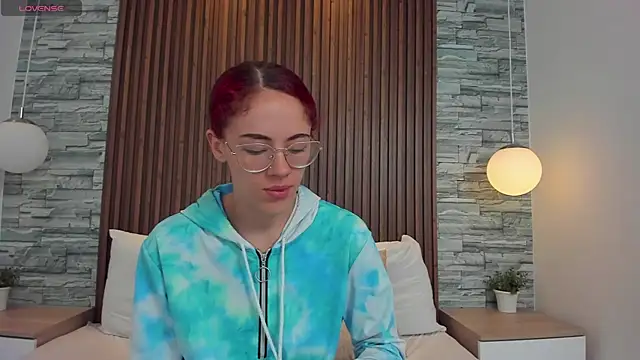 Snapshot of yulievans chatting on October 2, 2025, 12:52 pm yulievans online show from October 2, 2025, 12:52 pm