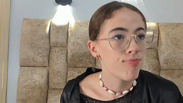 Snapshot of yulievans chatting on February 19, 2025, 3:27 pm yulievans online show from February 19, 2025, 3:27 pm