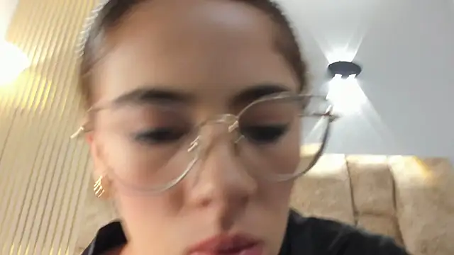 Snapshot of yulievans chatting on February 20, 2025, 10:37 pm yulievans online show from February 20, 2025, 10:37 pm