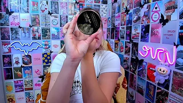 MiaMilas online show from October 22, 2025, 12:26 pm