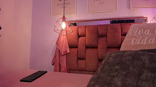 kristakinnky online show from April 10, 2026, 12:01 pm