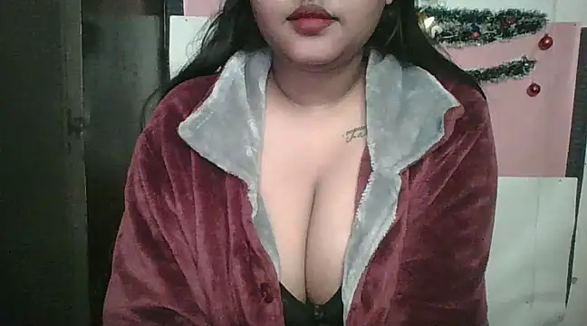 Snapshot of Your-love-12 chatting on January 4, 2025, 5:27 am Your-love-12 online show from January 4, 2025, 5:27 am