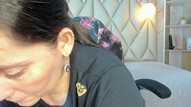 angelswets online show from December 3, 2025, 1:54 pm