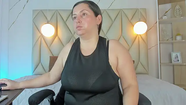 Snapshot of angelswets chatting on November 17, 2025, 2:10 pm angelswets online show from November 17, 2025, 2:10 pm