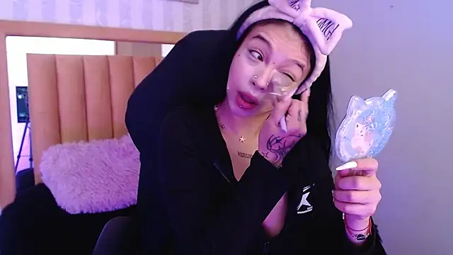 pettit courtny online show from October 31, 2025, 1:08 pm