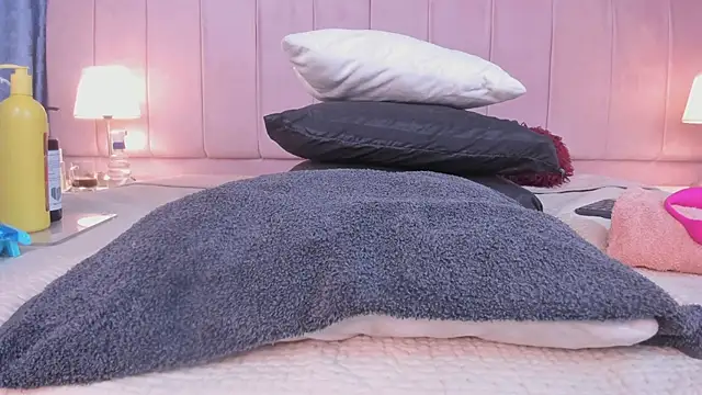 Snapshot of x_milu chatting on November 12, 2025, 6:45 pm x milu online show from November 12, 2025, 6:45 pm